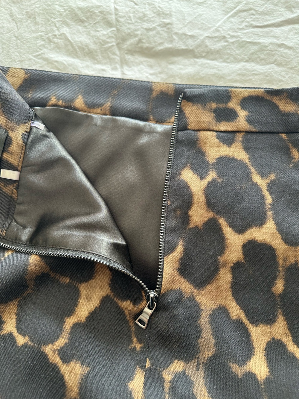 Elie Tahari Leopard-Print Pencil Skirt in Black and Brown, size 8 - Picture 8 of 15